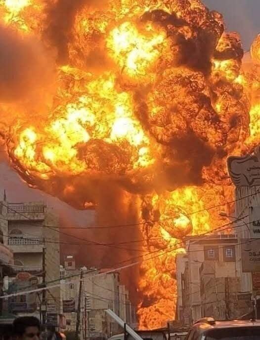 Breaking news as a massive fire erupts in Pamplona Alta, San Juan de Miraflores, Lima, racing through tightly packed homes, damaging or destroying up to three hundred houses, displacing hundreds of families, prompting emergency response, firefighting containment efforts, evacuation operations, humanitarian aid mobilization, and urgent safety warnings across the community.